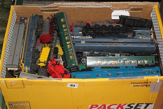 Collection of Triang & other model railway rolling stock & accessories